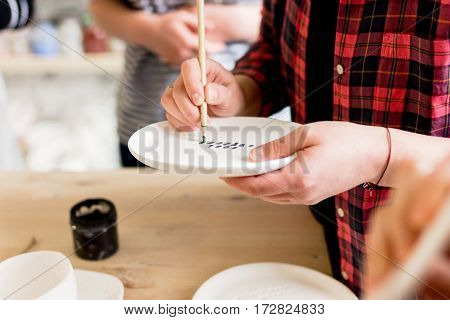 workshop production of ceramic tableware product painting.