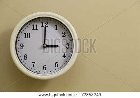 The time for wall clock of the wall is 3:00