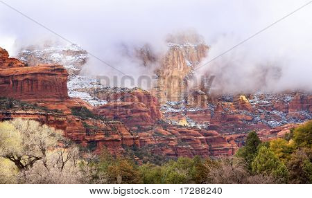 Chmury nad Sedona Boynton kanionu Red Rock śnieg Arizona
