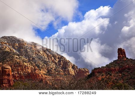 Chmury niebieski niebo nad Boynton kanionu Red Rock Sedona w stanie Arizona