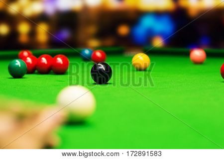 snooker - aim the cue ball. focus on black ball
