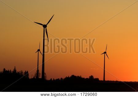 Éoliennes au lever du soleil