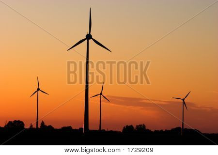 Éoliennes au lever du soleil