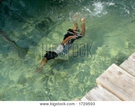 Kind zwemmen onder Water
