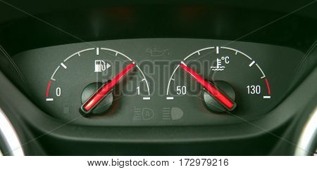analog instruments for the amount of fuel and the temperature in the car