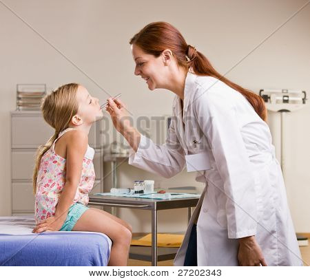 Doktor kontrolu dívka teplota