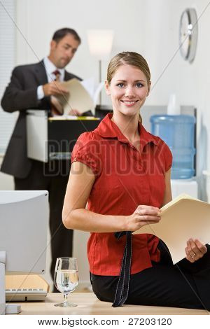 Empresaria con la carpeta de archivo