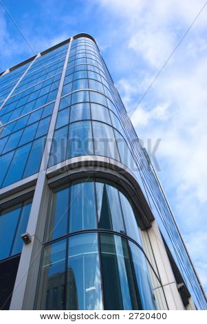 Felhőkarcoló kék ég ellen