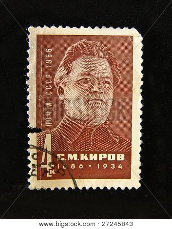  URSS - por volta de 1974: Um selo impresso no retrato mostra USSR do político soviético Sergei Kirov