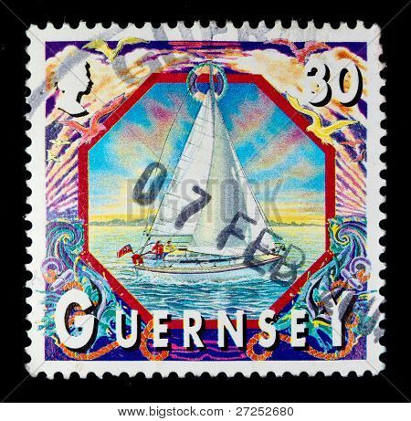 Kanalinseln Vogtei Guernsey ca. 90er Jahre: eine Briefmarke zeigt ein Bild des Menschen Segeln von
