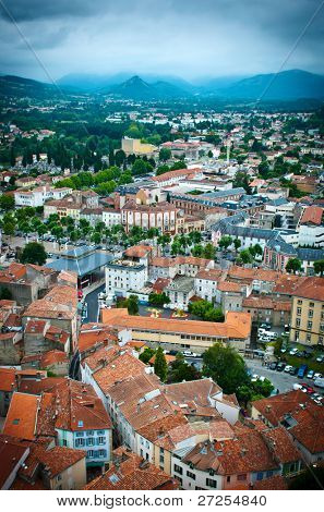 Foix - staré město ve Francii, pohled shora. Turistické pohled z Francie