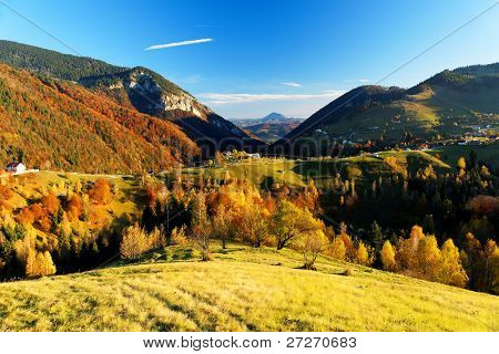 ทิวทัศน์ฤดูใบไม้ร่วงในโรมาเนีย Carpathians