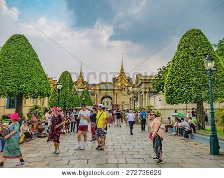 Bangkok/thailand - 8 October 2018:unacquainted Thai People Or Tourist Walking In The Grand Palace An