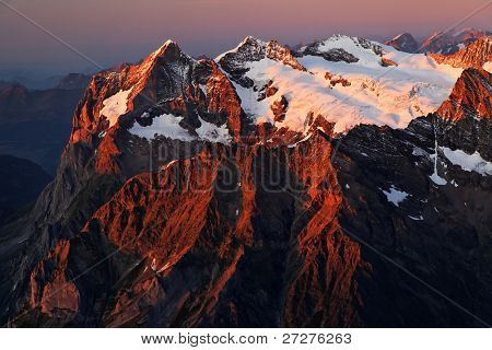 Coucher de soleil lumière sur Wetterhorn Peak, Suisse - patrimoine de l'UNESCO