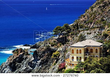 Belle plage avec vue sur Méditerranée à Levanto en Italie