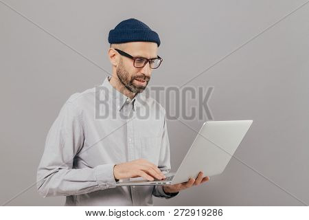 Professional It Developer Downloads Files, Chats Online In Social Networks, Bloggs And Surfes Intern