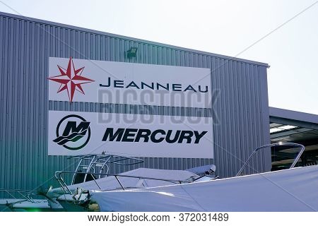 Bordeaux , Aquitaine / France - 02 15 2020 : Jeanneau And Mercury Boat Sign Logo Luxury Yachts Shipy