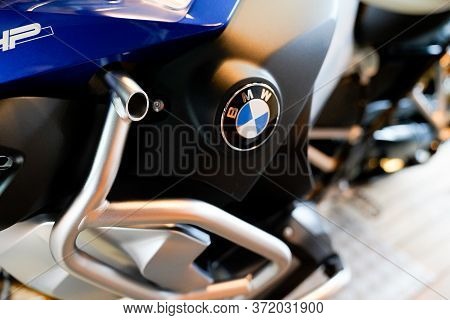Bordeaux , Aquitaine / France - 02 11 2020 : Bmw 1250 Gs Lc Adventure Motorcycle Bike Detail Logo Si