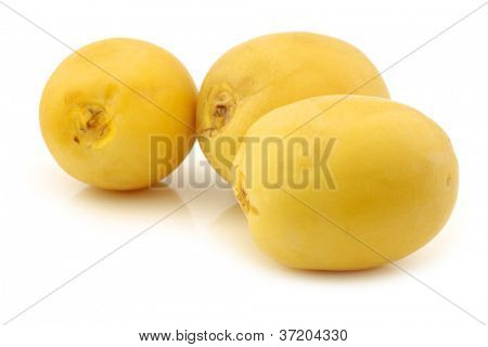 appena raccolte le date (Phoenix dactylifera) su sfondo bianco