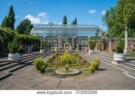 Auckland, New Zealand - March 05 2017 : View Of The Courtyard With Several Neoclassical Statues And 