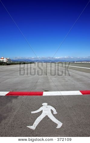สัญลักษณ์ของเดินคนบนรันเวย์ที่สนามบินยิบรอลตาร์