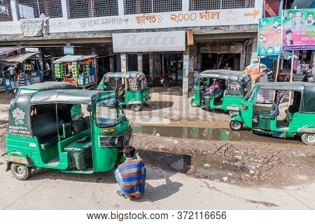 Jaipurhat, Bangladesh - November 6, 2016: Cng Auto Rickshaws In Front Of Bata Store Near Jaipurhat, 