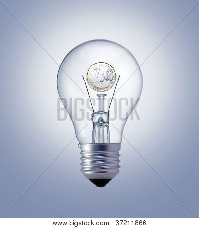 Gloeilamp met een euromunt