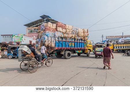 Khulna, Bangladesh - November 12, 2016: Street Traffic Near The Train Station In Khulna, Bangladesh