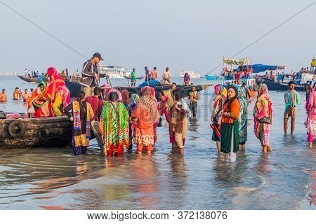 Dublar Char, Bangladesh - November 14, 2016: Hindu Pilgrims Board Their Boats During Rash Mela Festi