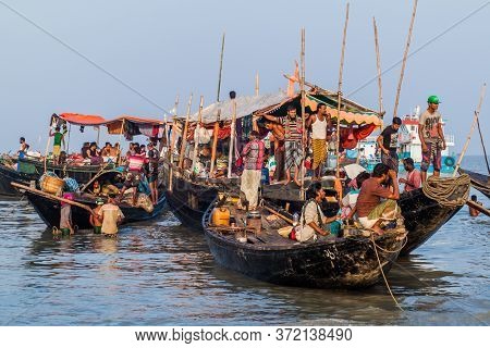 Dublar Char, Bangladesh - November 14, 2016: Hindu Pilgrims On Their Boats During Rash Mela Festival