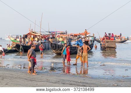 Dublar Char, Bangladesh - November 14, 2016: Hindu Pilgrims On Their Boats During Rash Mela Festival