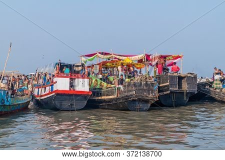 Dublar Char, Bangladesh - November 14, 2016: Hindu Pilgrims On Their Boats During Rash Mela Festival