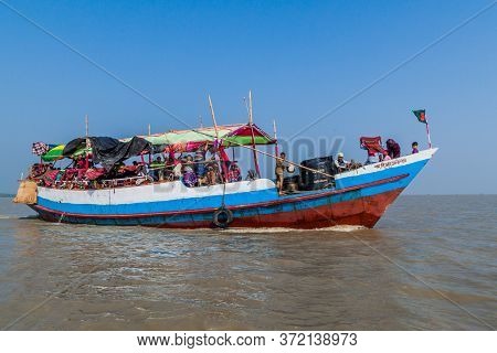 Dublar Char, Bangladesh - November 14, 2016: Hindu Pilgrims On Their Boat After Rash Mela Festival A