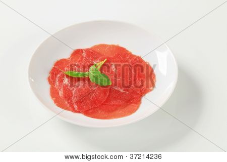 färska carpaccio med ört på plattan