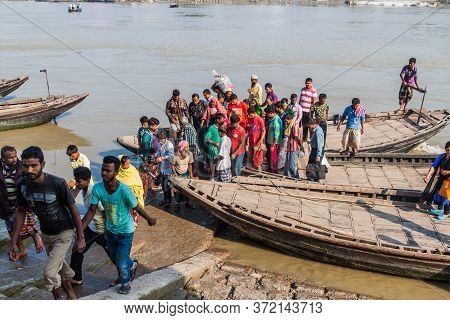 Khulna, Bangladesh - November 16, 2016: People Leave A Ferry On Rupsa River In Khulna, Bangladesh