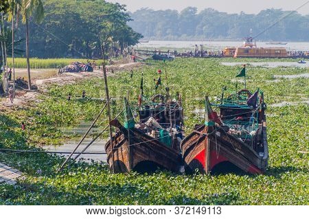 Katcha, Bangladesh - November 19, 2016: Wooden Boats And Chrkhali Charkhali Ferry Terminal On Katcha