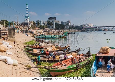 Dhaka, Bangladesh - November 22, 2016: Small Wooden Boats At Buriganga River In Dhaka, Bangladesh