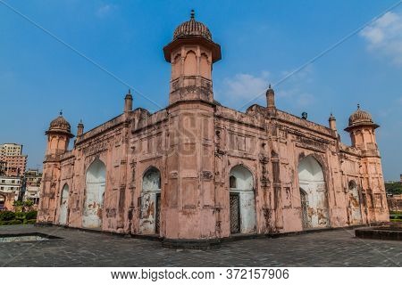Mausoleum Of Pari Bibi In Lalbagh Fort In Dhaka, Bangladesh