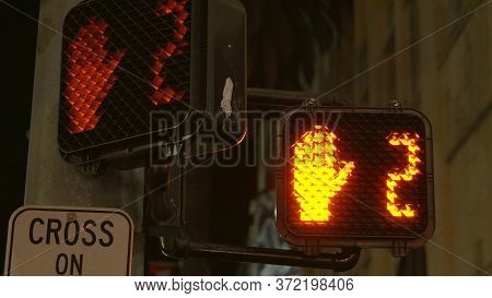Red Light Ciountdown For Pedestrians In Los Angeles - Los Angeles, Usa - April 21, 2017