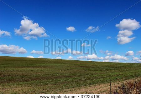 nuvole sopra il campo.