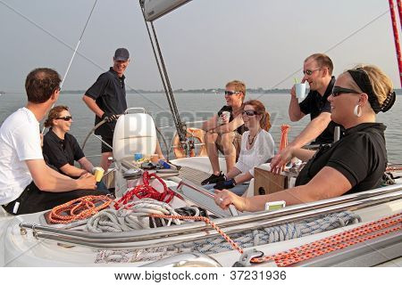 Navegando en el IJsselmeer en los Países Bajos