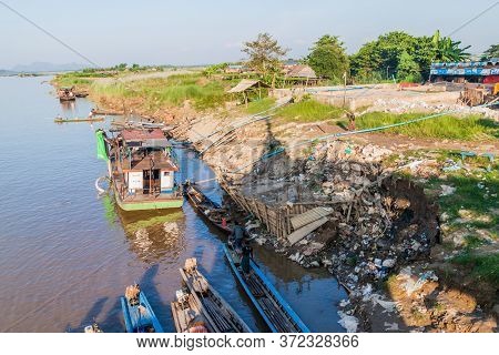 Hpa An, Myanmar - December 12, 2016: Boats On Thanlwin River In Hpa An, Myanmar