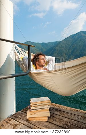 Çocuk speeping hamaca üzerinde