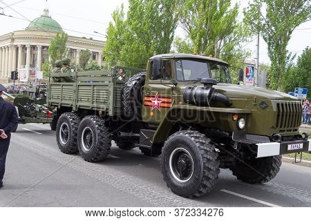 Donetsk, Donetsk Peoples Republic, Ukraine, May 9, 2018. A Convoy Of Military Vehicles With Artiller