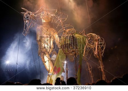 GUIMARAES, PORTUGAL - 22 septembre : La Fura dels Baus effectue avec marionnettes géantes et à cheval pendant la st