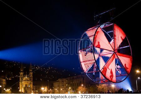 GUIMARAES, PORTUGAL - 22 septembre : La Fura dels Baus artistes interagit avec le public pendant p rue