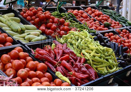 Verdura fresca e biologica al mercato degli agricoltori
