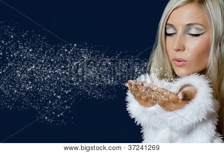 Attracive pige i santa klud snefygning fra hænder