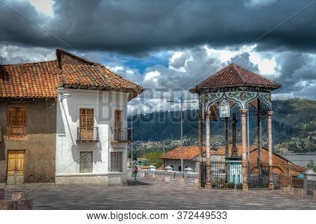 Cuenca, Ecuador, November 2013: Beautiful Gazebo And Colonial House,  Which Are Part Of The Ford Squ