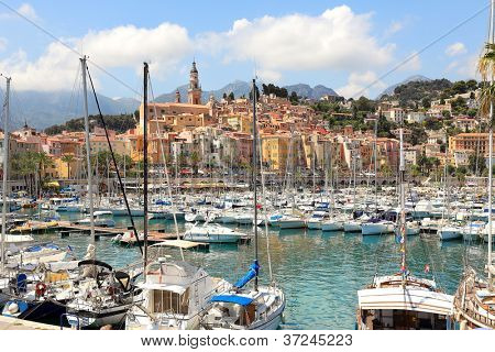 Lystbåde marina og gamle byen Menton - populære feriested på Rivieraen.